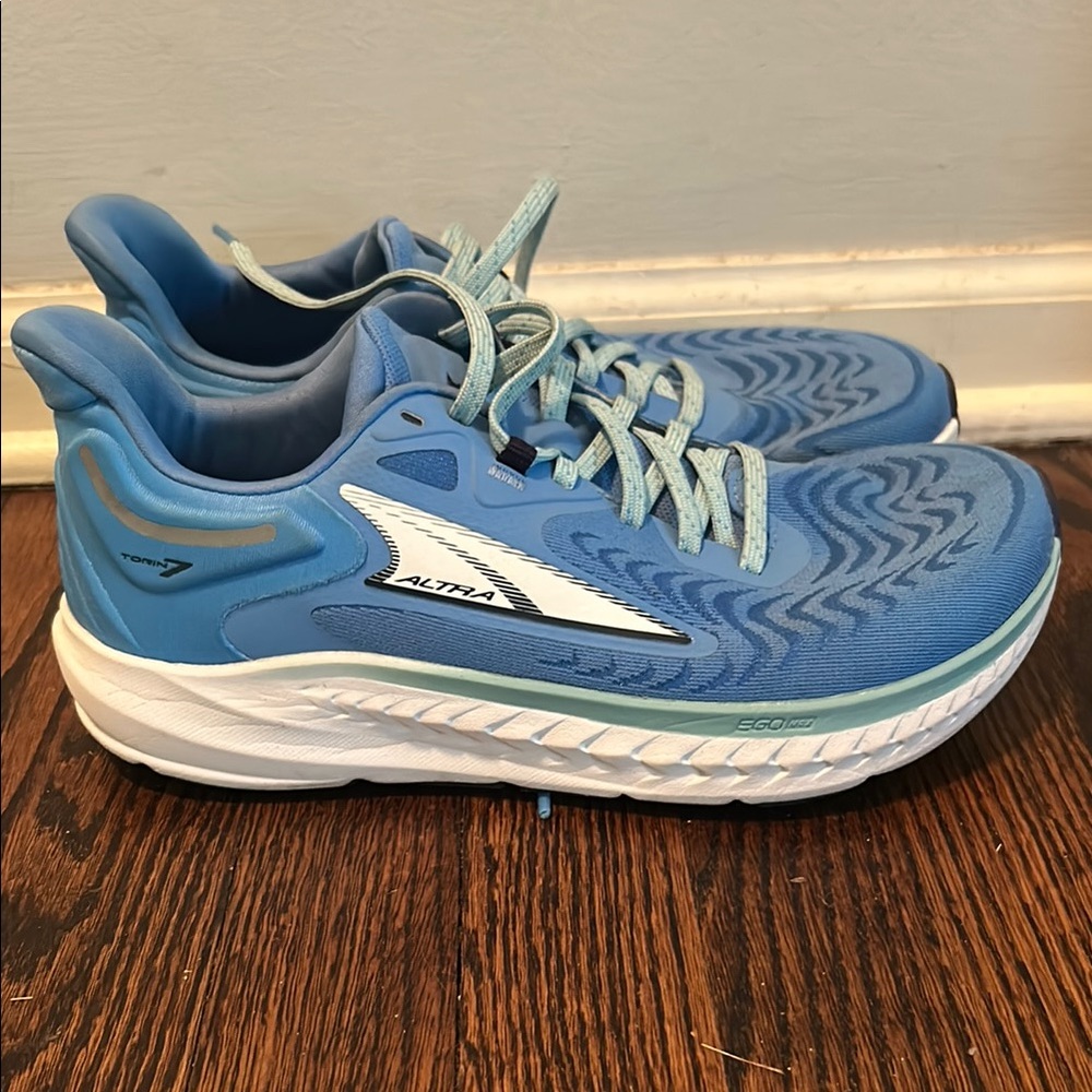 Altra women’s Torin 7 size 9 Blue and White Athletic Shoes